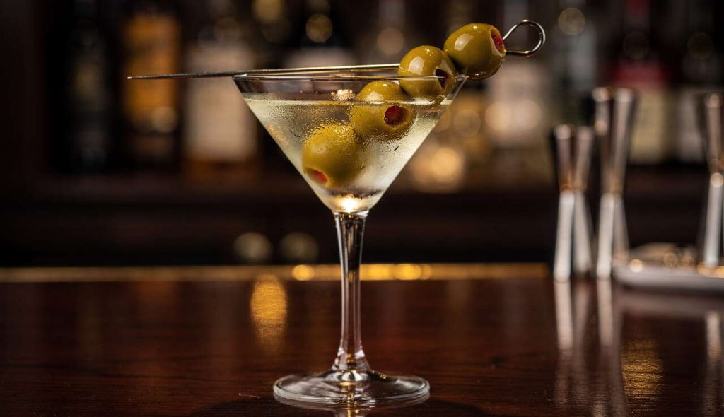 Recette du martini dirty à l'olive parfaite : cocktail classique et élégant