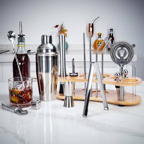 Découvrez notre test complet du shaker à cocktail 19 pièces avec support en bambou pour un service élégant et pratique lors de vos soirées cocktails.