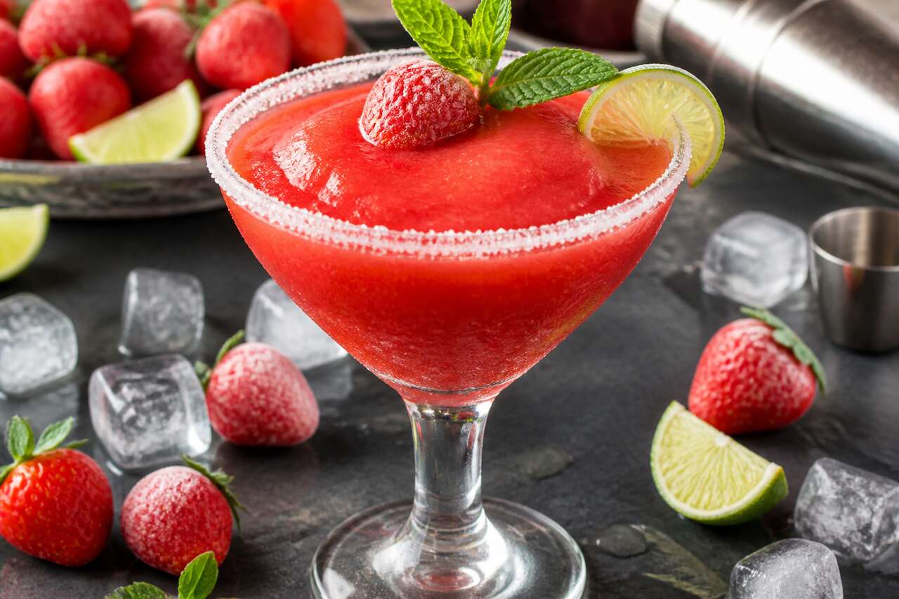 Recette du daiquiri glacé à la fraise : la boisson estivale parfaite